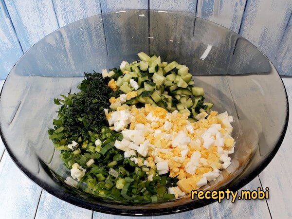 приготовление салата из черемши с яйцом и огурцом - фото шаг 8