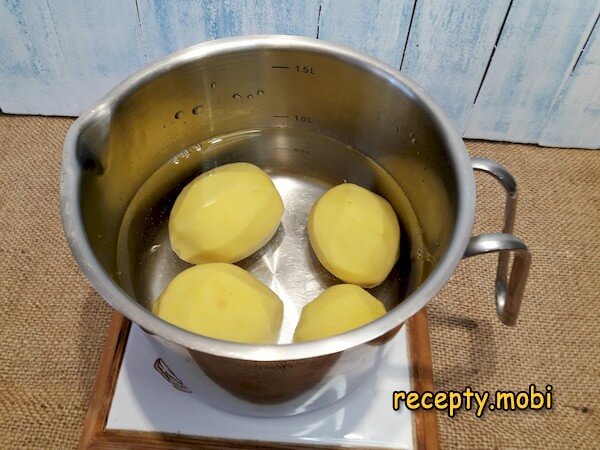 картофель в кастрюле с водой - фото шаг 3