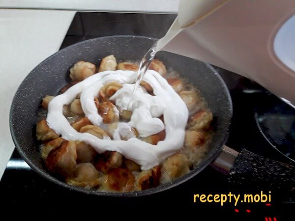 жареные пельмени со сметаной на сковороде - фото шаг 6