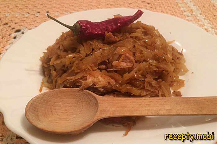 Тушеная капуста с тушенкой на сковороде