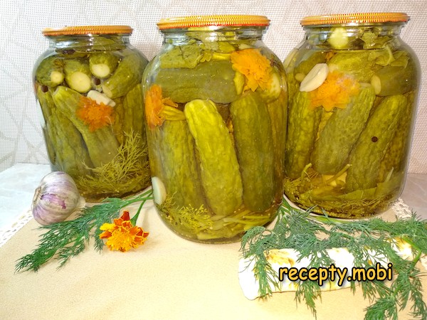 Маринованные огурцы с цветами (бархатцами)