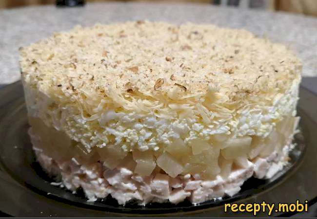 Салат с копчёной курицей и ананасами