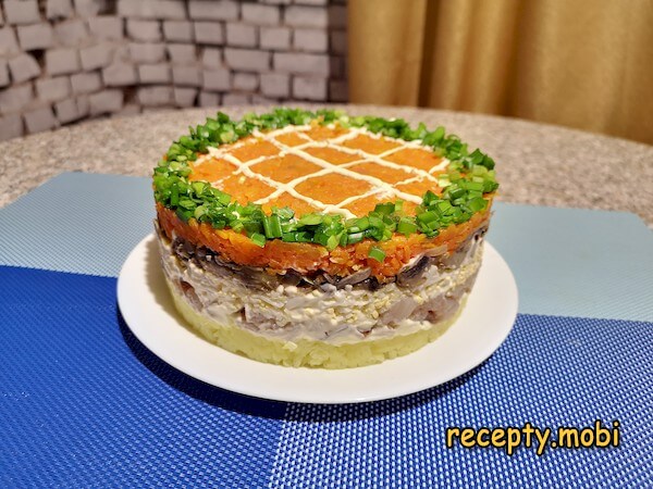 Салат «Лисья шубка» с селедкой и грибами