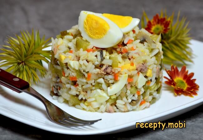 Салат с консервированным тунцом и яйцами