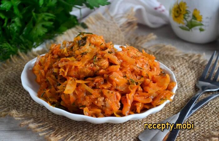 Тушеная капуста со свининой на сковороде