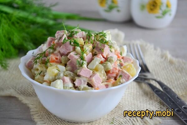 Салат Оливье с колбасой и солеными огурцами