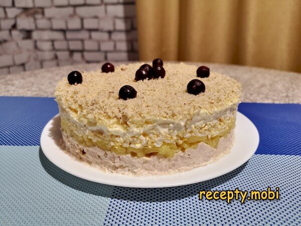 Салат с курицей, ананасами и орехами