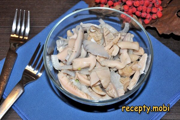 Маринованные сыроежки с луком быстрого приготовления