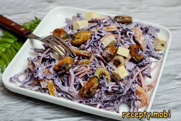Салат из краснокочанной капусты с креветками и мидиями