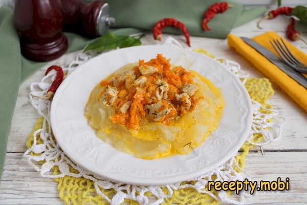 Свинина с луком и морковью на сковороде