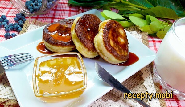 Пышные оладьи на дрожжах и кефире