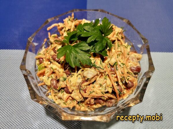 Салат с курицей, фасолью и морковью по-корейски