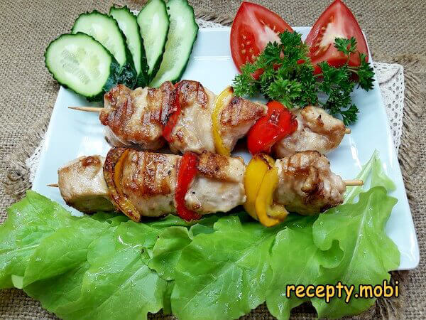 Шашлык на сковороде из курицы на шпажках
