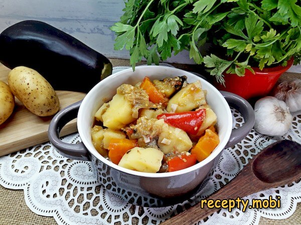 Тушеная картошка с баклажанами