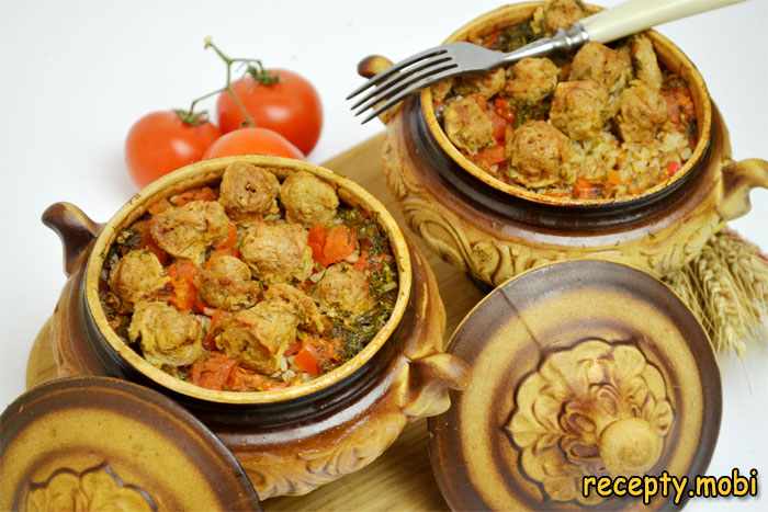 Гречка с соевым мясом и овощами в горшочках