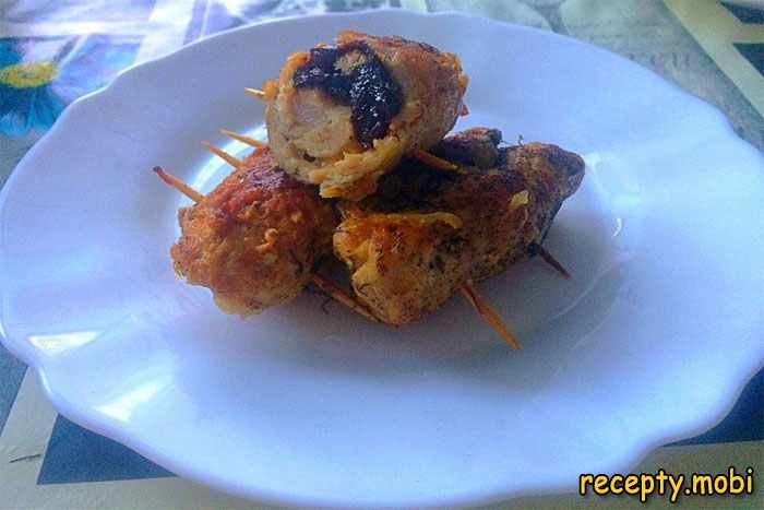 Пикантные пальчики с черносливом и моцареллой