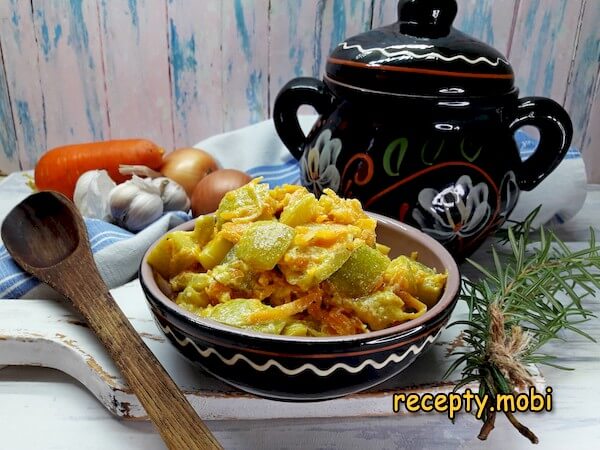 Кабачки тушеные в сметане