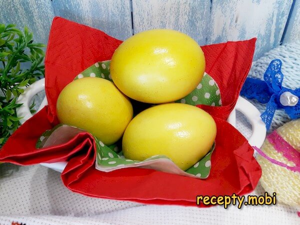 Как покрасить яйца куркумой