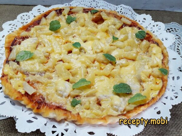 Пицца с курицей и ананасами