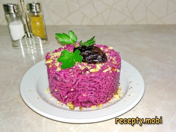Салат из свеклы с чесноком и грецким орехом