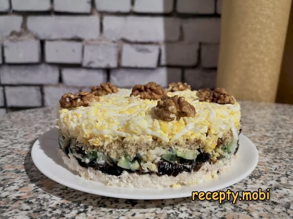 Салат Нежность с курицей, черносливом и грецкими орехами