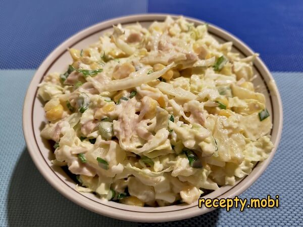 Салат с курицей, ананасами и пекинской капустой