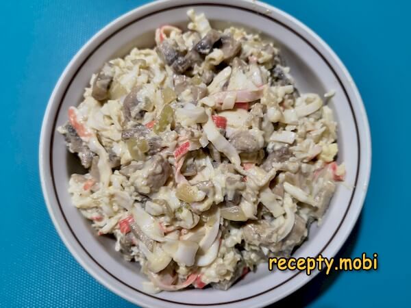 Салат с жареными крабовыми палочками и шампиньонами