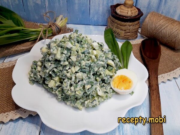 Салат из черемши с яйцом и огурцом