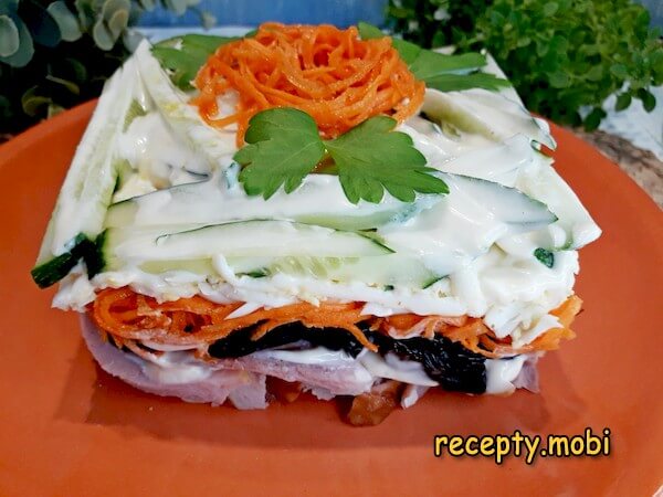 Салат с копченой курицей и корейской морковью