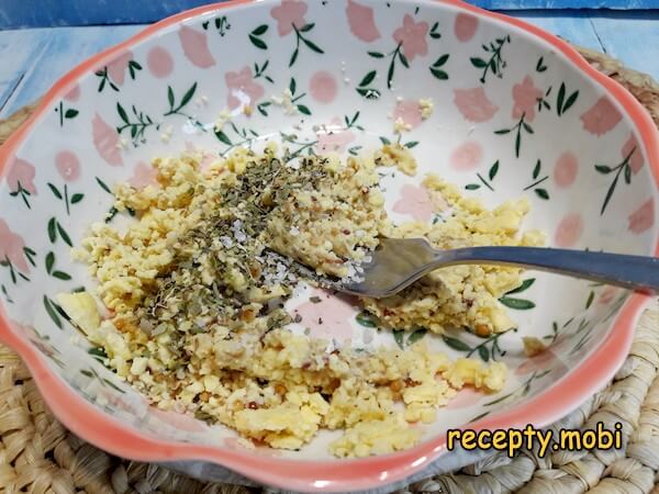 Preparation of dressing for salad