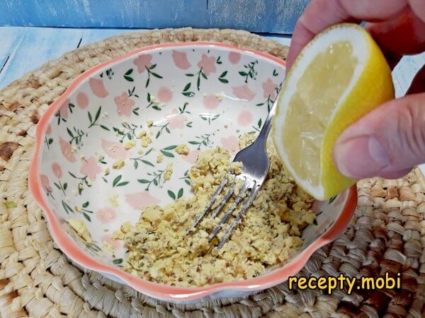 Preparation of dressing for salad