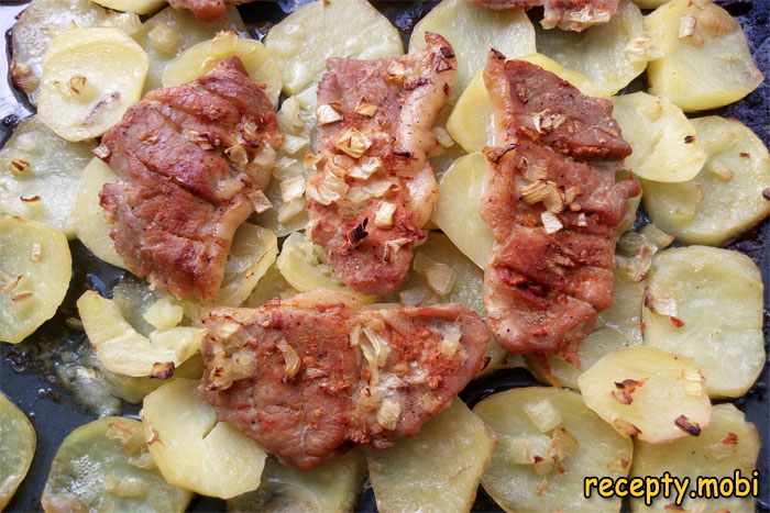 Отбивные из свинины с картошкой в духовке