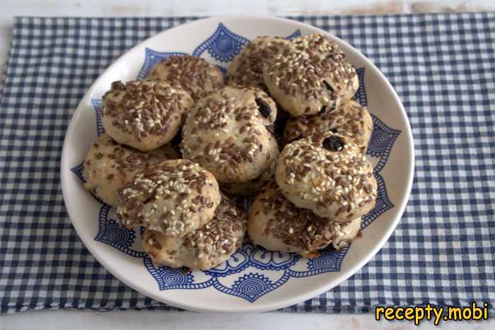 Быстрое печенье с кунжутом, льном и черносливом