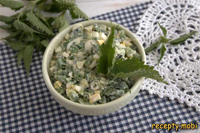 Салат с крапивой, яйцом и укропом