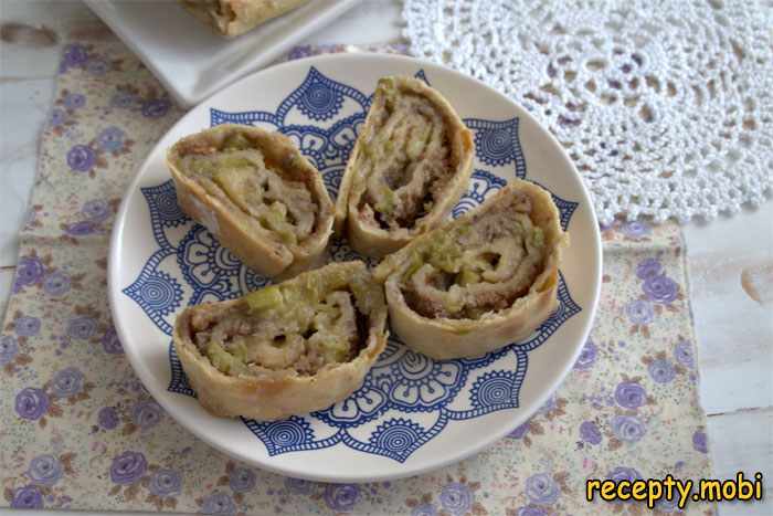 Венгерский рулет с ревенем и орехами - пошаговое приготовление