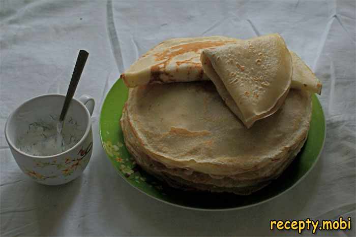 Нежные блинчики с чесночным соусом