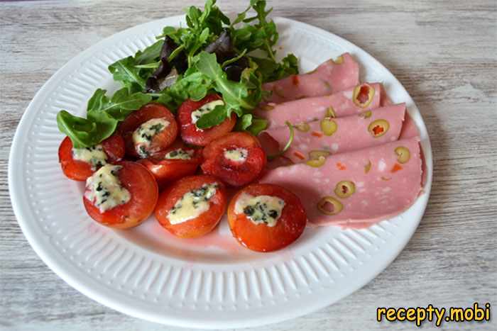 Оригинальные закуски со сливами