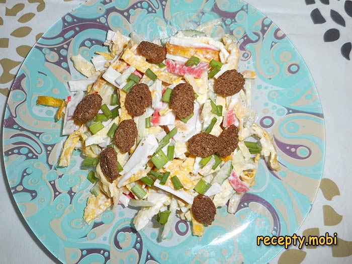 Салат с яичными блинчиками и крабовыми палочками