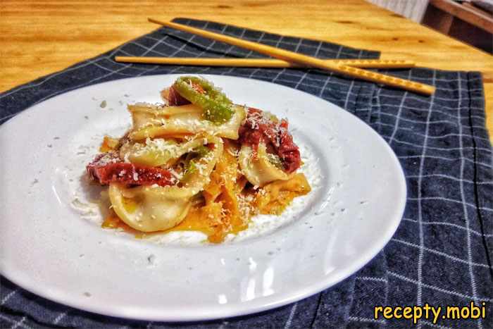 Паста с кальмаром и вялеными томатами