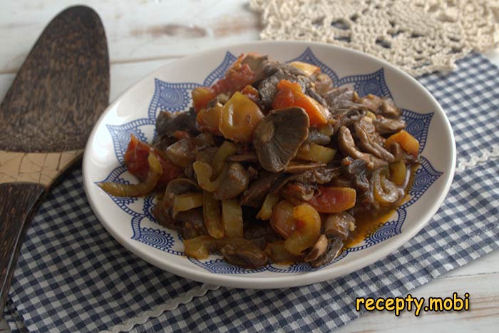 Соте из грибов (шампиньонов) и помидорами