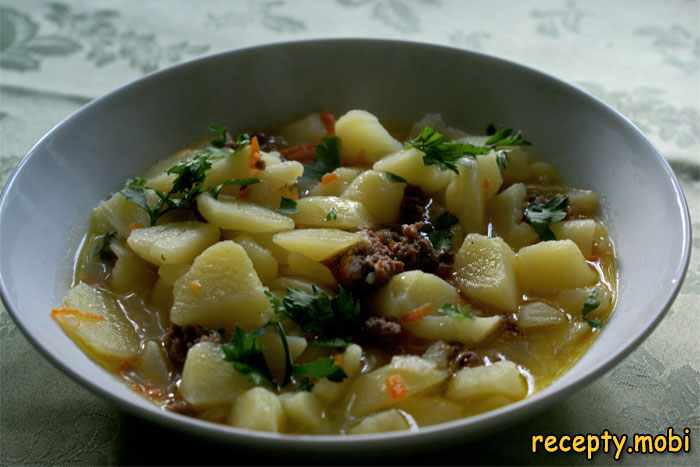 Тушеная картошка с фаршем в кастрюле