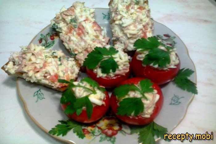 Фаршированные помидоры с сыром, яйцом и чесноком