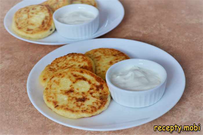 Сырники из творога с манкой и изюмом