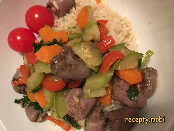 Тушёные куриные сердечки с овощами
