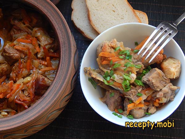 Свинина в горшочке в духовке с луком и морковью