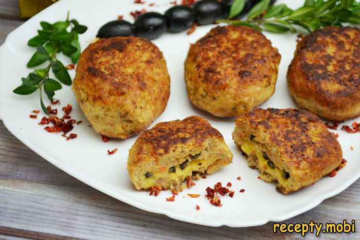 Котлеты из телятины с оливками и сыром