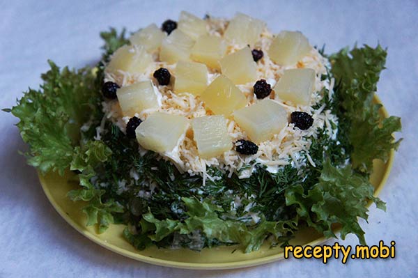 Салат с курицей и грибами, ананасом
