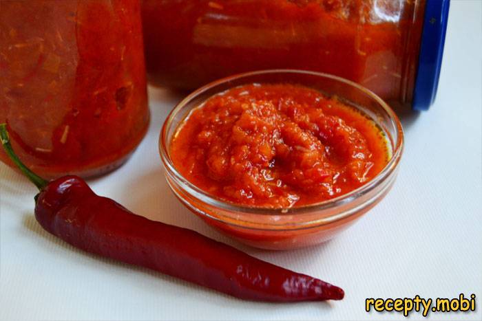 Аджика с яблоками и помидорами (жгучая)