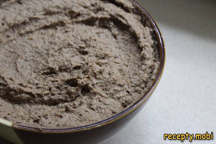 Паштет из телячьей печени с печеной морковью, сливочным маслом и жареным луком