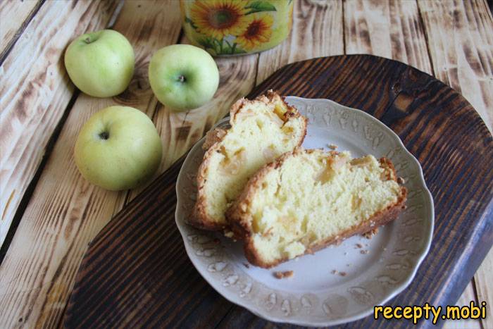 Шарлотка с яблоками и сливами